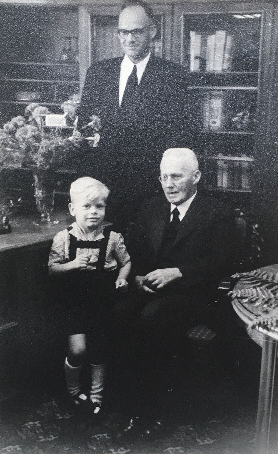 Blick ins Familienalbum: Der kleine Blondschopf in Latzhose ist Carl-Heinz Otto. Er lehnt sich an seinen Großvater und Co-Firmengründer Carl Otto. Hinter Großvater und Enkel steht Carl Alexander Otto, die zweite Generation.